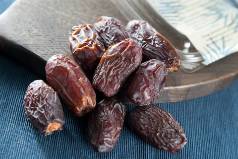 خرما مضافتی یک کیلویی با بسته بندی جمع و جور و کیفیت ایده آل